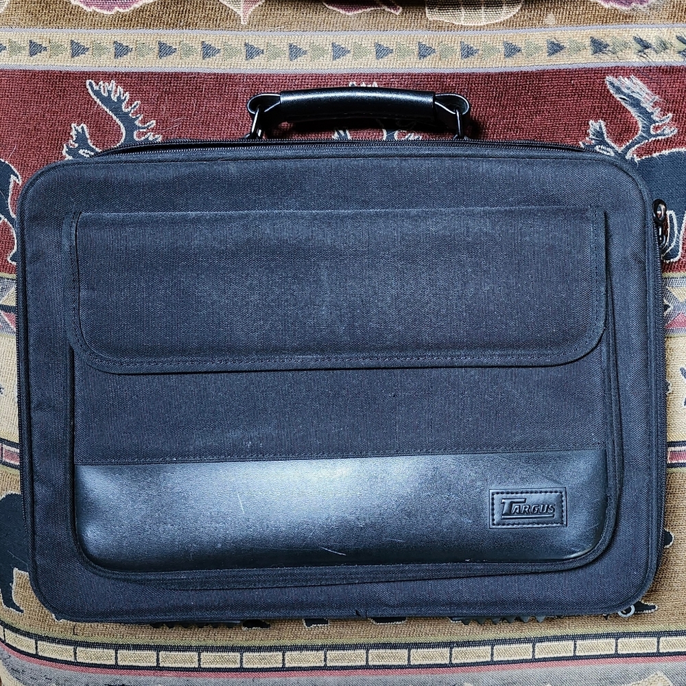 Targus Laptop Case & Chill Mat